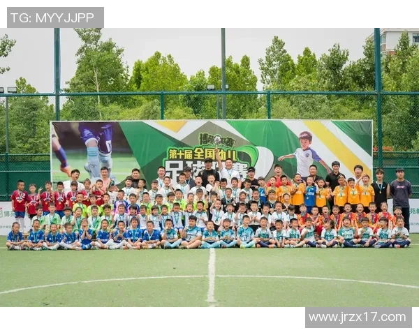 绿茵场上梦想飞扬，足球舞动激情岁月，心随球转共追逐，友谊在此永不息