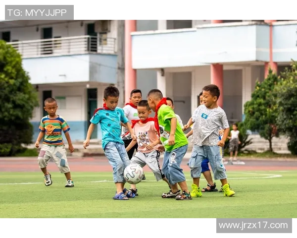 足球耍孩子的乐趣与成长探索让孩子在运动中快乐成长
